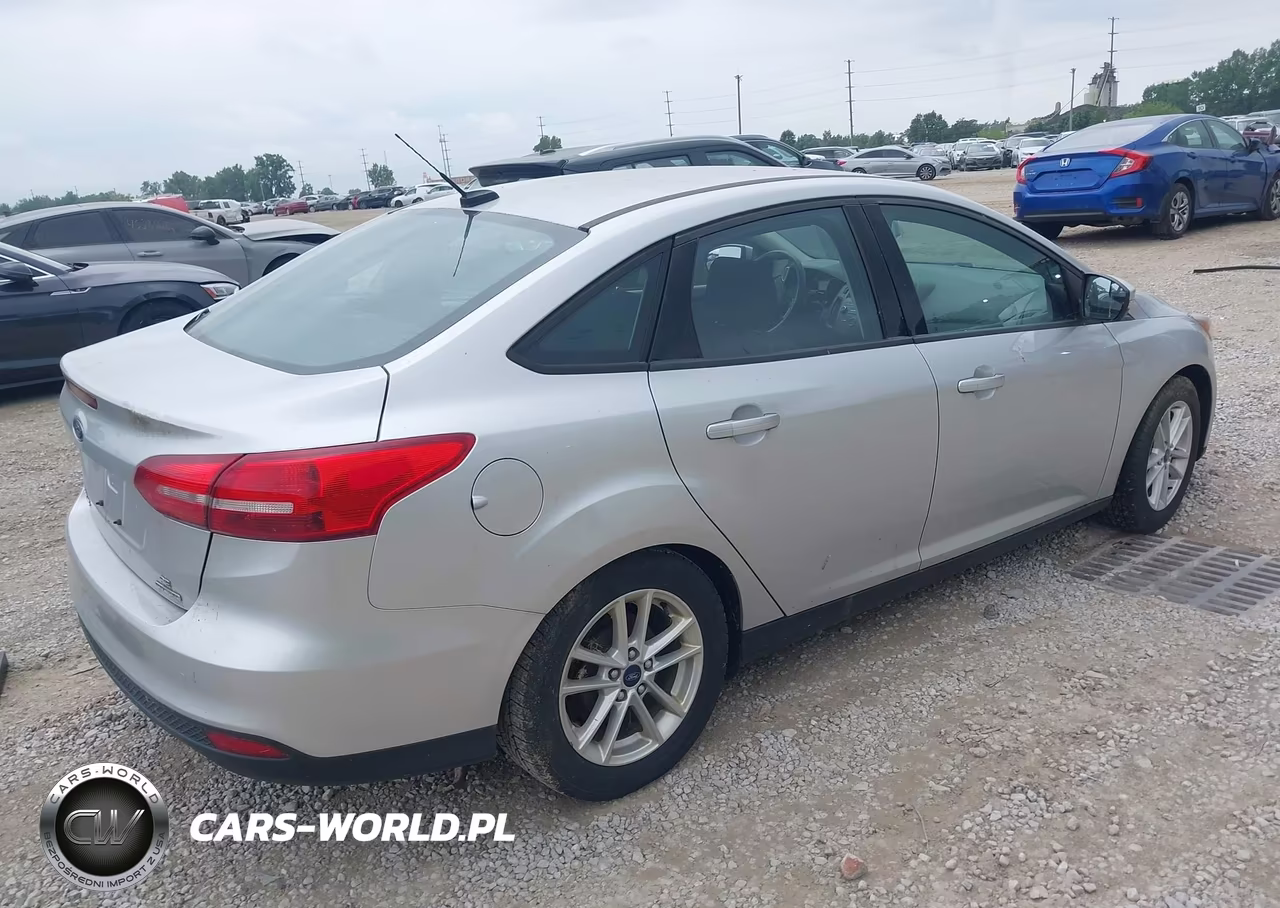 2016 Ford Focus Se VIN:1FADP3F21GL386594 - 4
