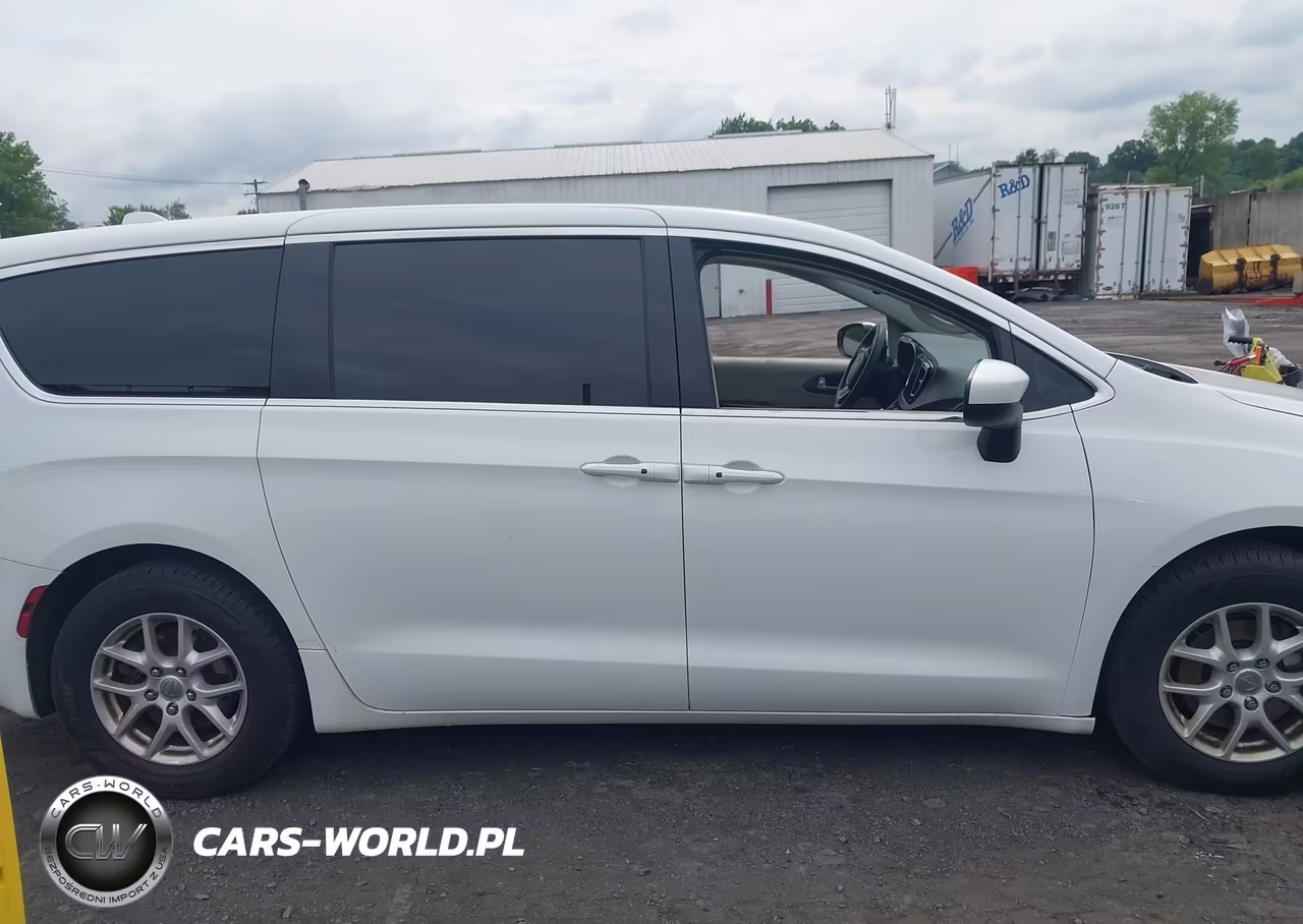 2017 Chrysler Pacifica Touring VIN:2C4RC1DG3HR512834 - 13
