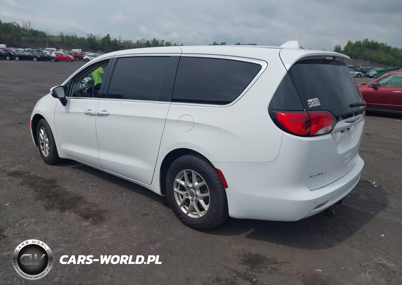 2017 Chrysler Pacifica Touring VIN:2C4RC1DG3HR512834 - 3