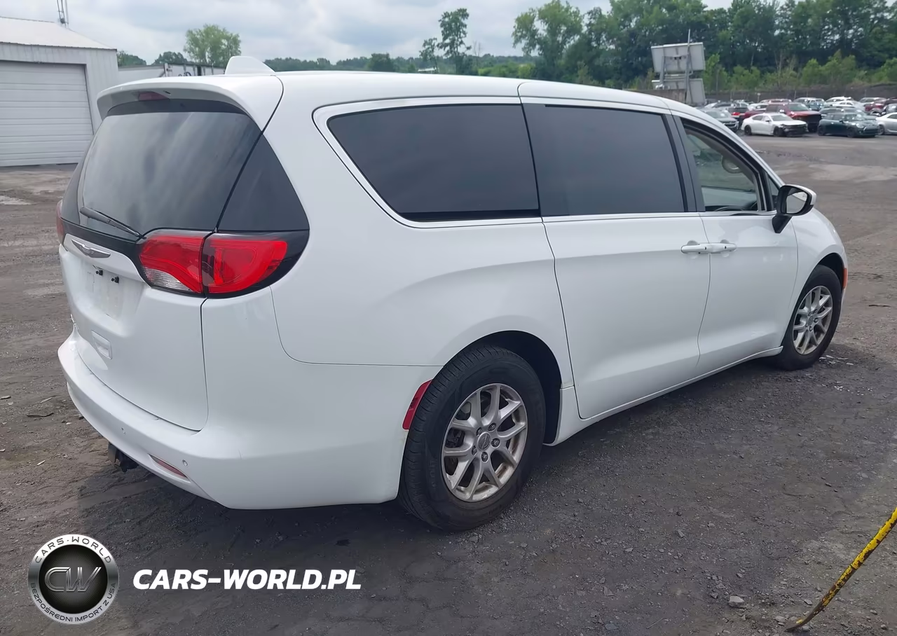 2017 Chrysler Pacifica Touring VIN:2C4RC1DG3HR512834 - 4