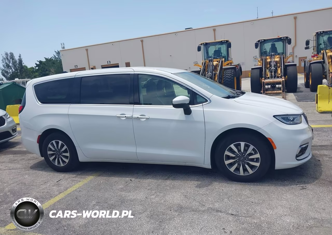2023 Chrysler Pacifica Hybrid Touring L VIN:2C4RC1L71PR622300 - 13