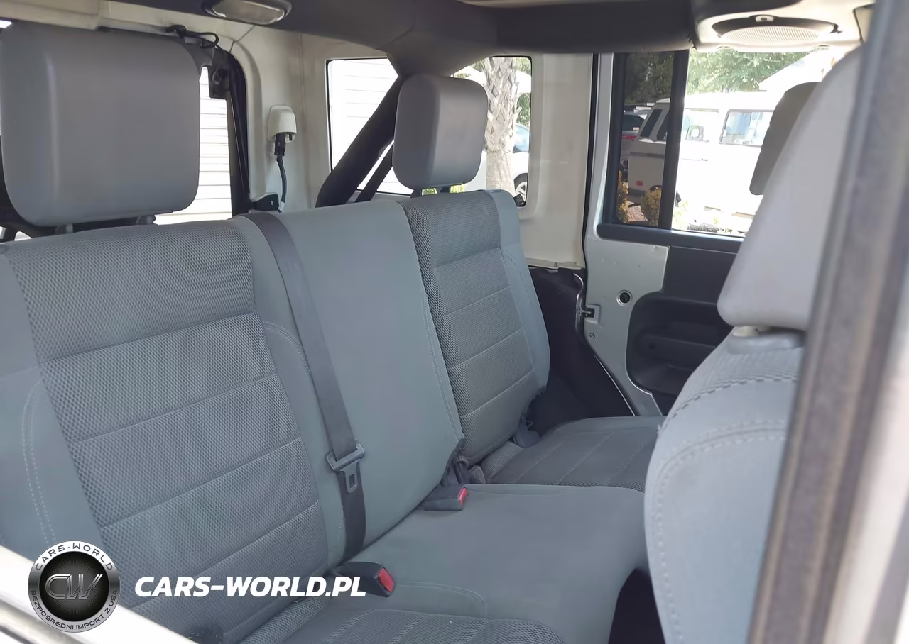 2007 Jeep Wrangler Unlimited Sahara VIN:1J4GA59197L170025 - 8