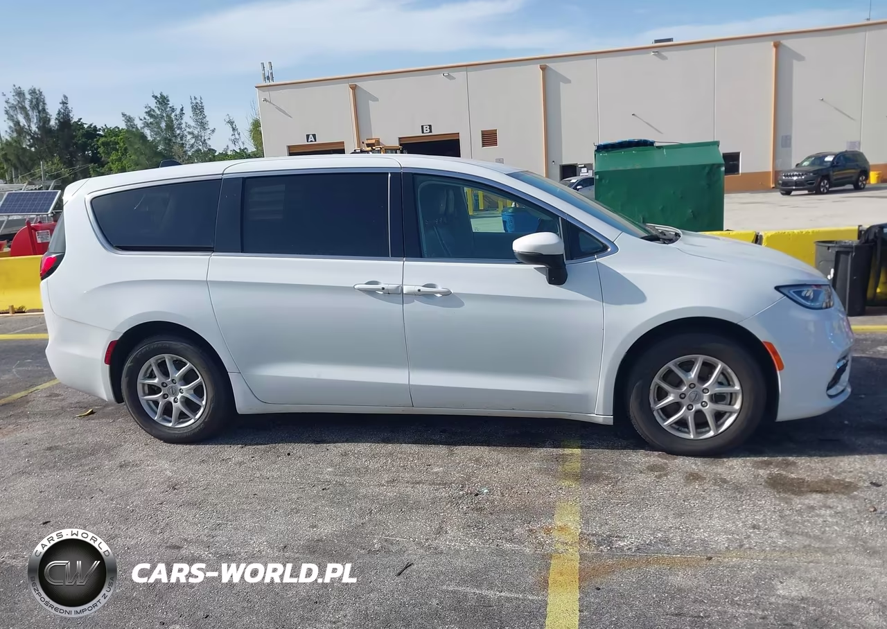 2023 Chrysler Pacifica Touring L VIN:2C4RC1BG9PR594733 - 13