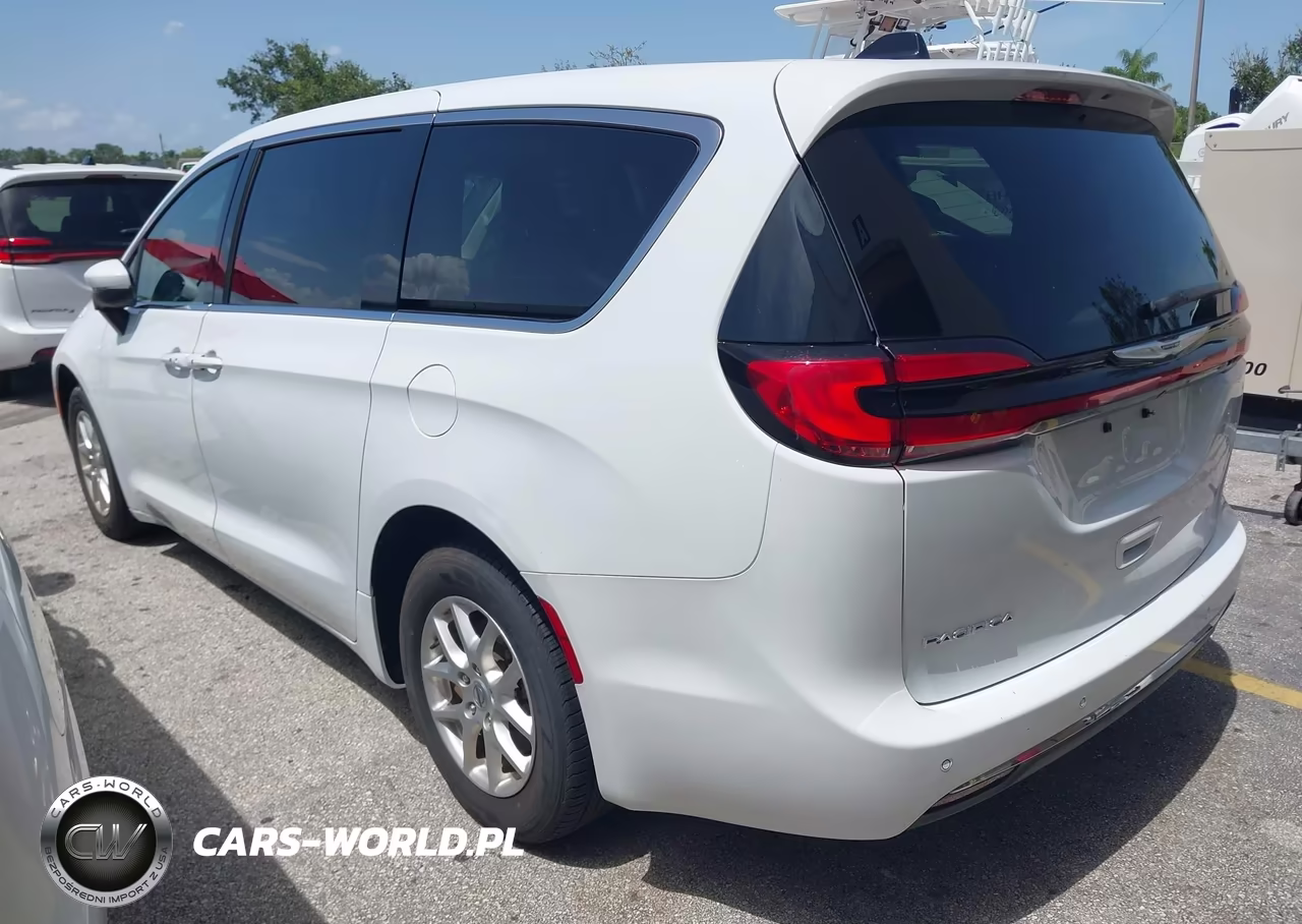 2023 Chrysler Pacifica Touring L VIN:2C4RC1BG9PR594733 - 3