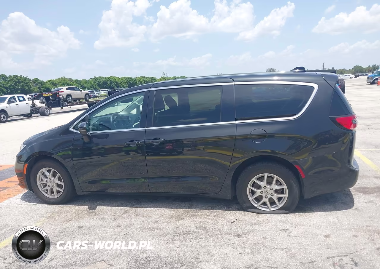 2023 Chrysler Pacifica Touring L VIN:2C4RC1BG2PR587087 - 15