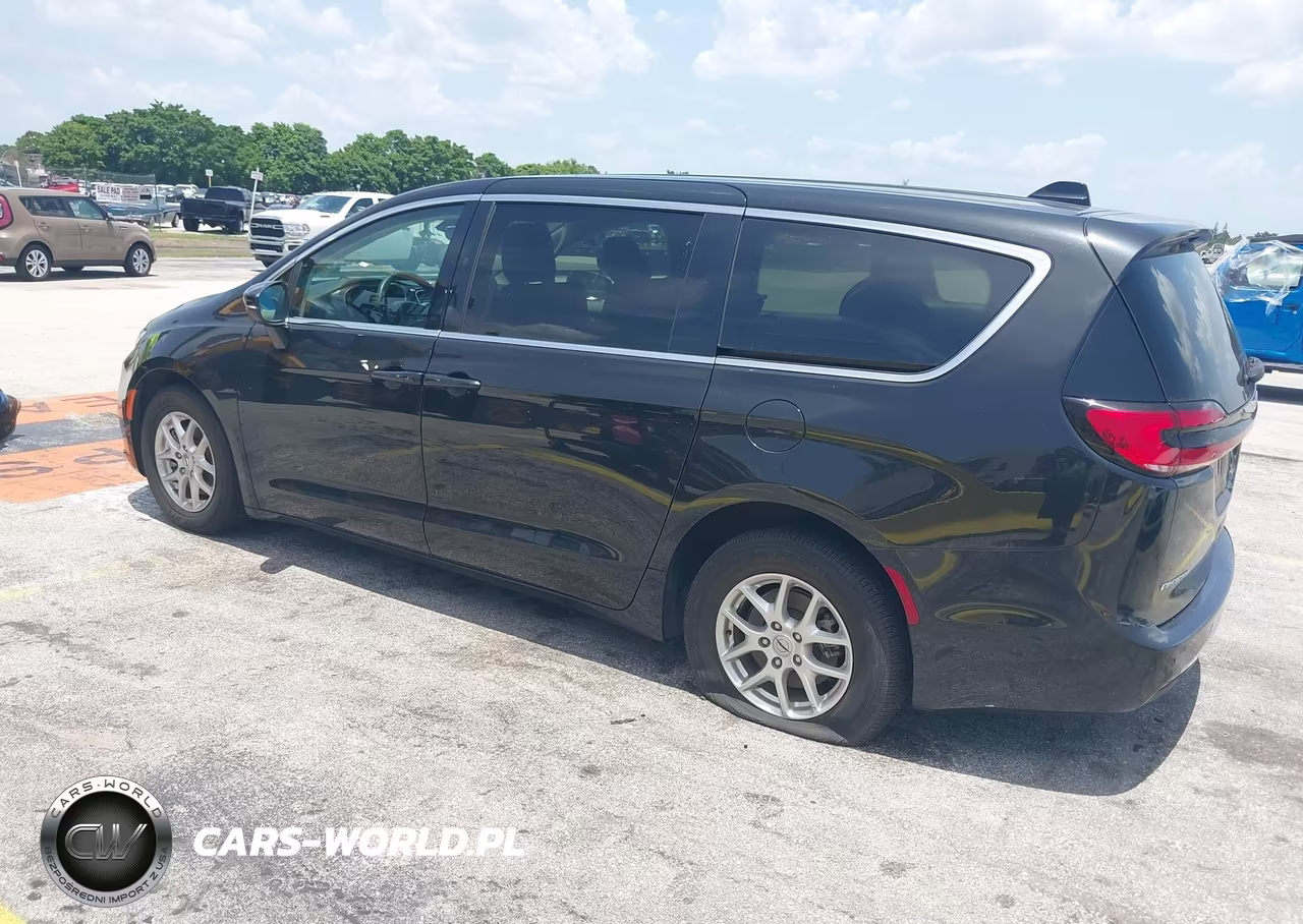 2023 Chrysler Pacifica Touring L VIN:2C4RC1BG2PR587087 - 3