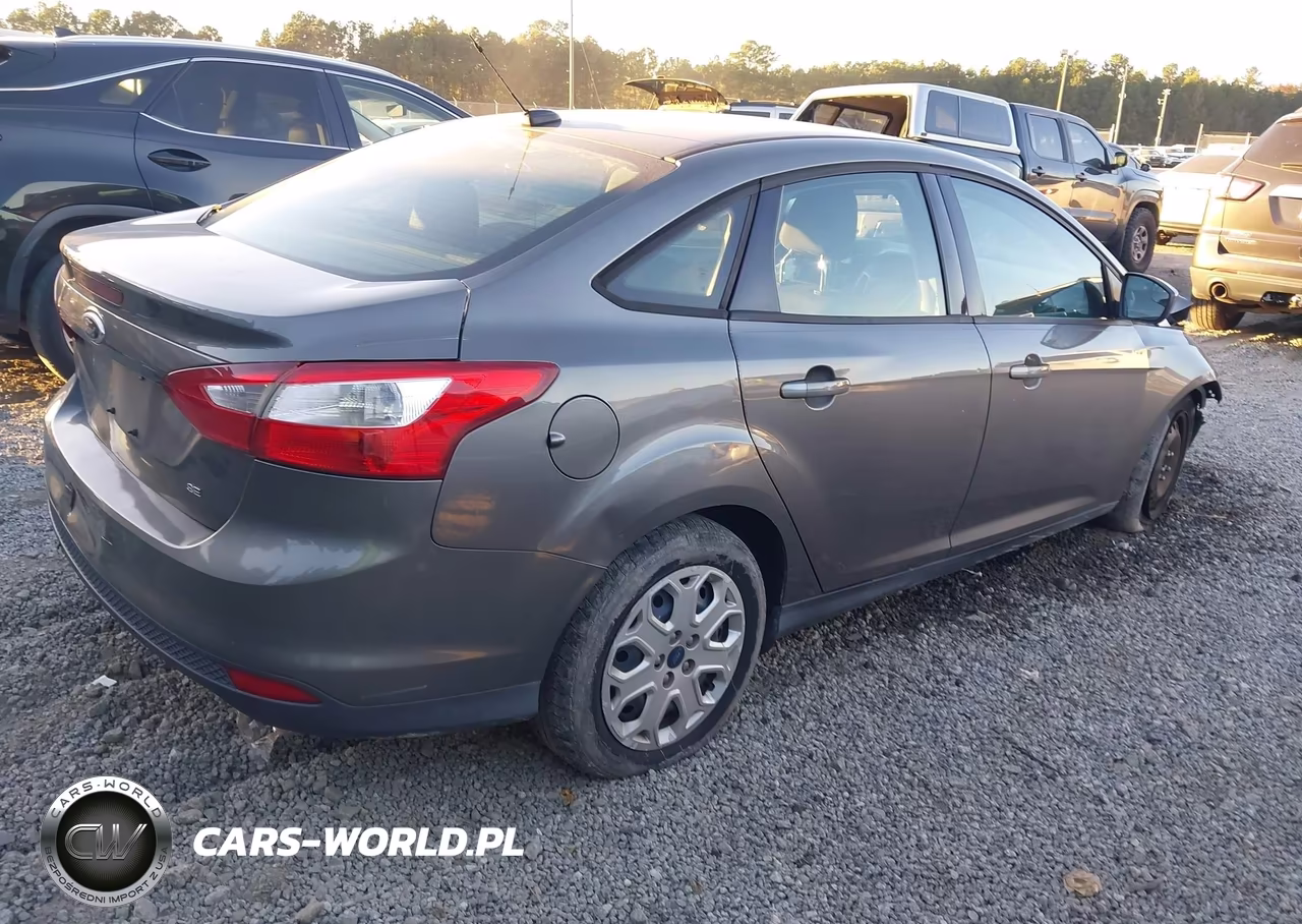 2012 Ford Focus Se VIN:1FAHP3F22CL371596 - 4
