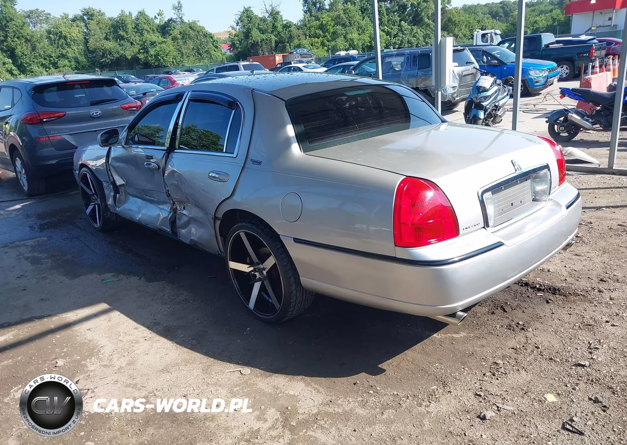 2007 Lincoln Town Car Signature Limited VIN:1LNHM82W17Y628826 - 3