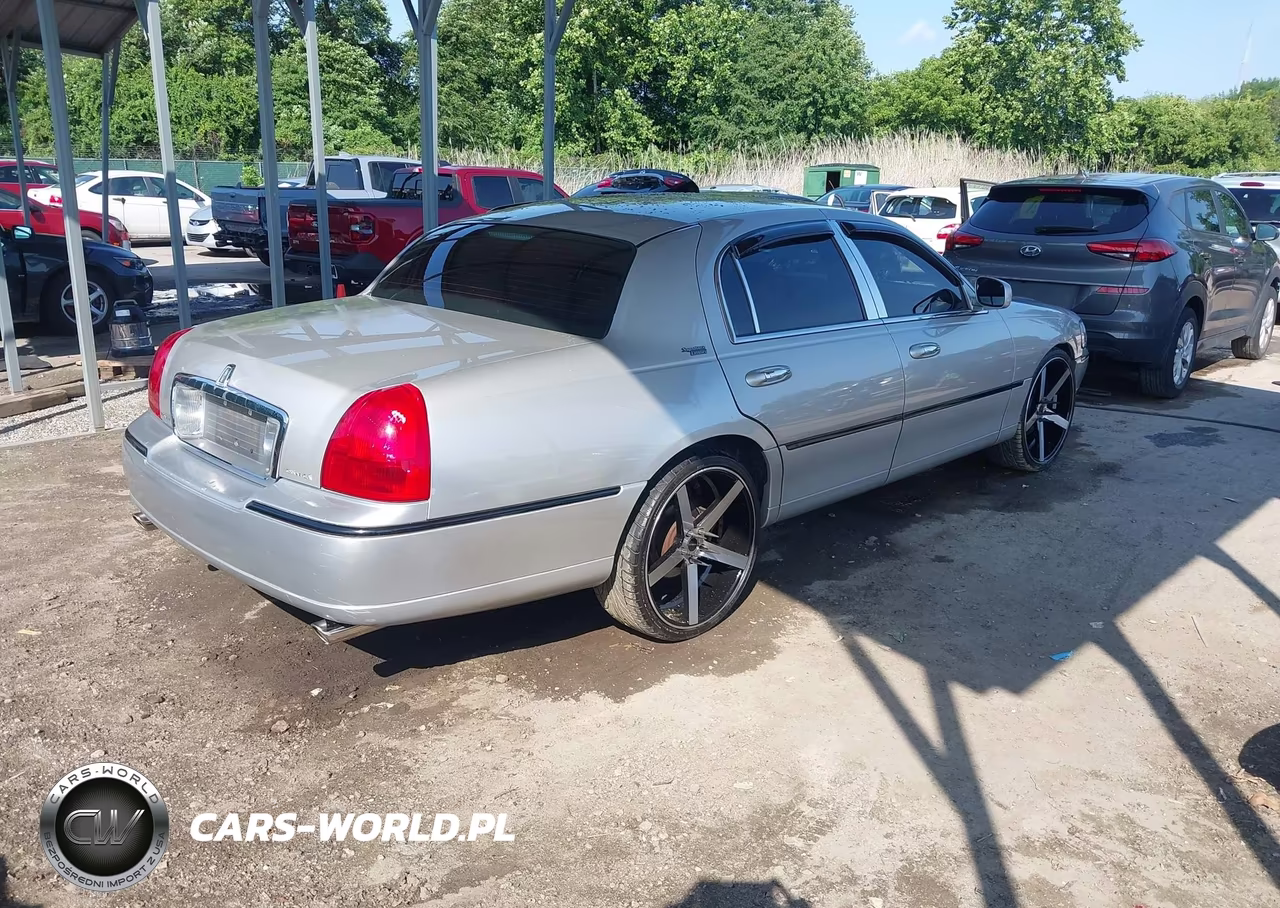 2007 Lincoln Town Car Signature Limited VIN:1LNHM82W17Y628826 - 4