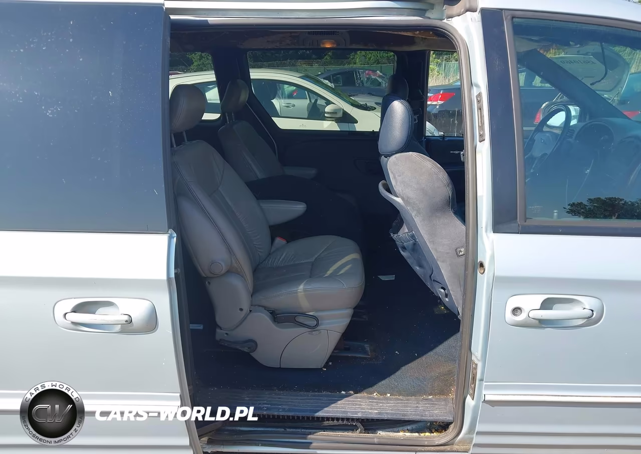 2002 Chrysler Town & Country Limited VIN:2C8GP64L62R628086 - 8