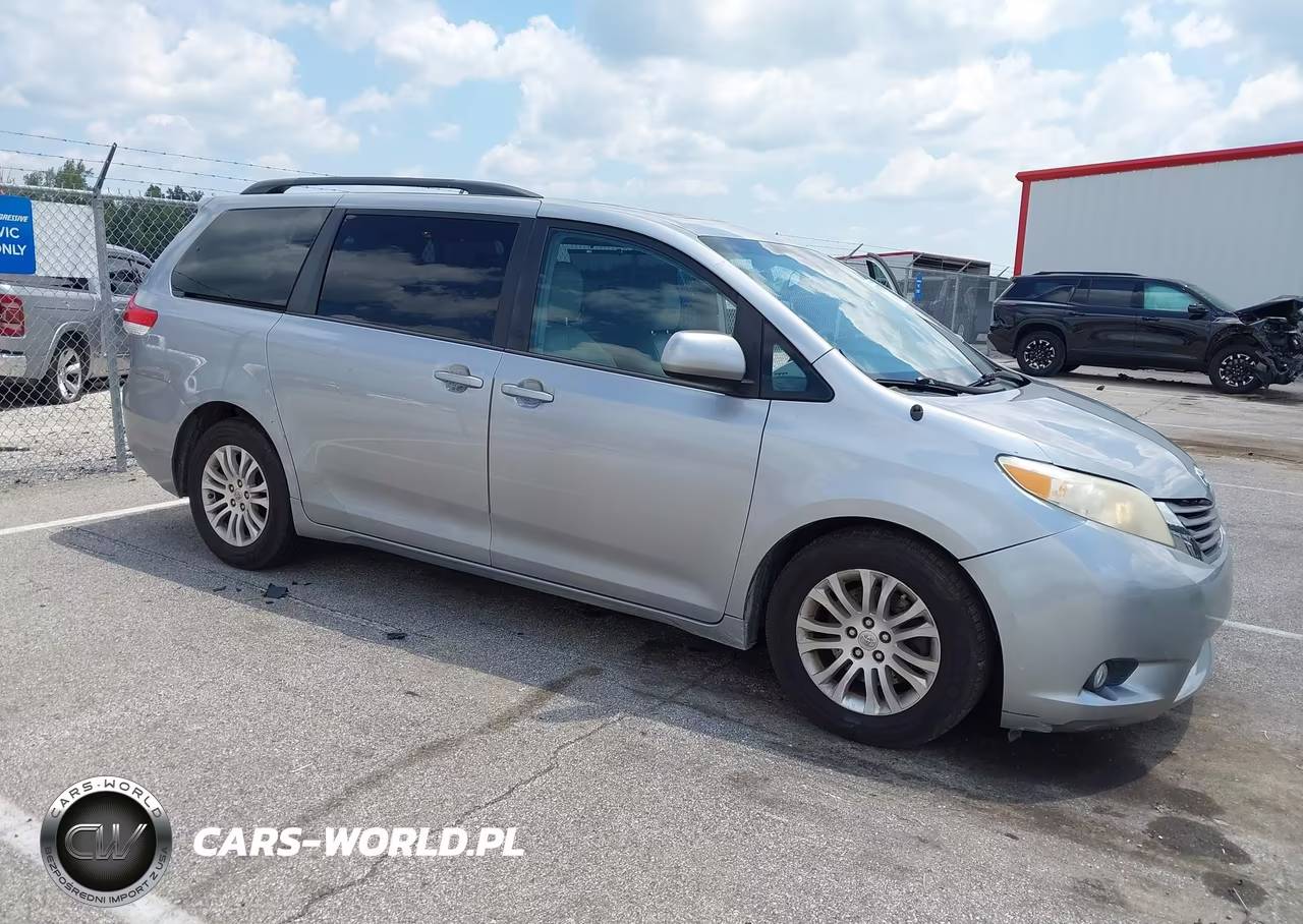 2013 Toyota Sienna Xle V6 8 Passenger – zdjęcie 1 z 17