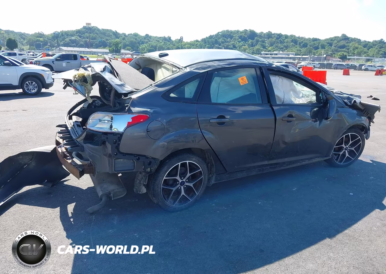 2017 Ford Focus Se VIN:1FADP3F29HL289709 - 4