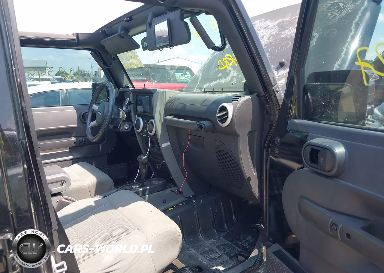 2009 Jeep Wrangler Unlimited Sahara VIN:1J4GA59159L759656 - 5