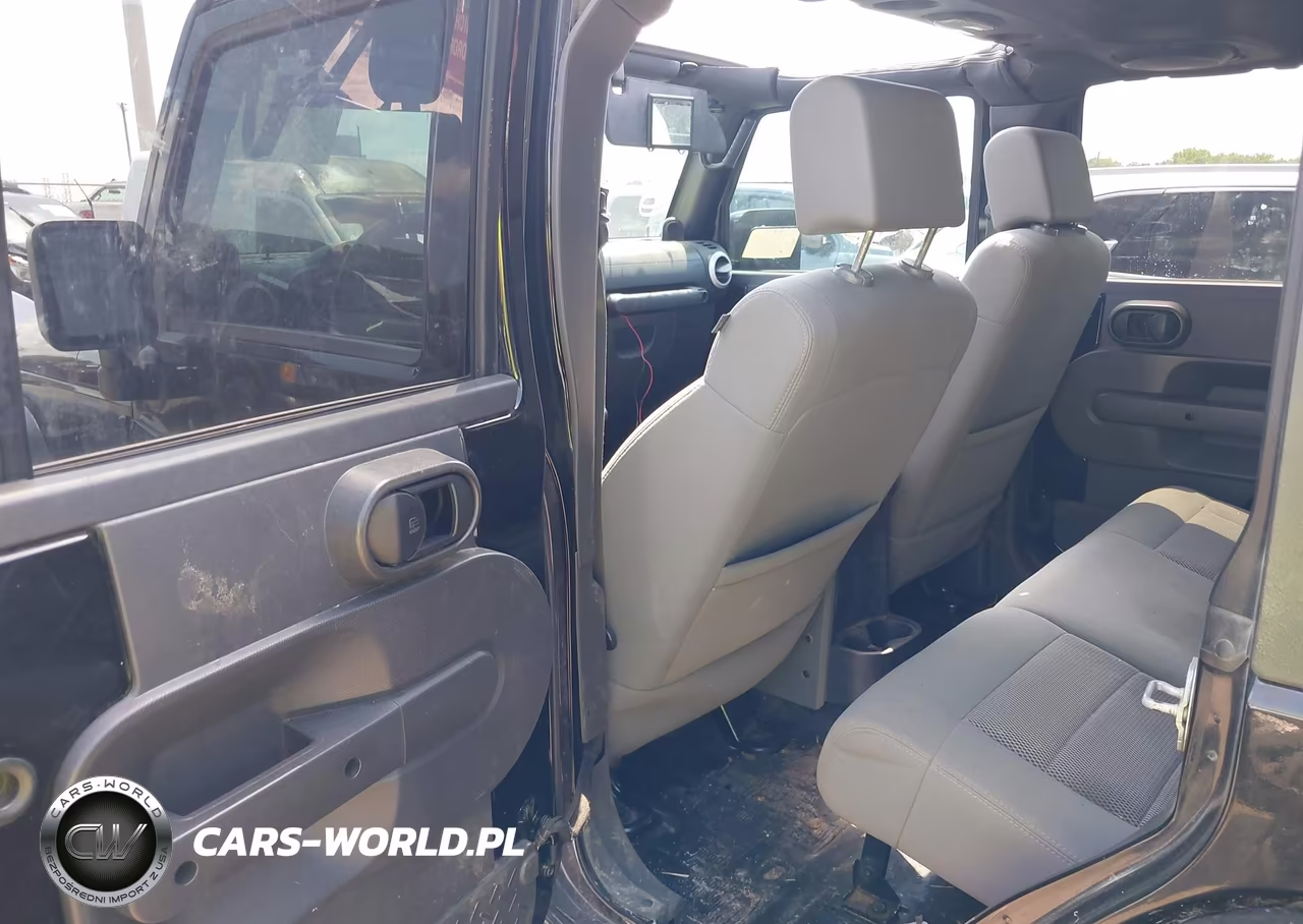 2009 Jeep Wrangler Unlimited Sahara VIN:1J4GA59159L759656 - 8