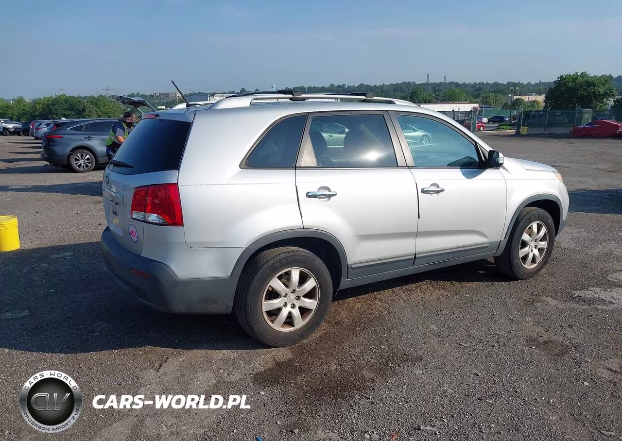 2011 Kia Sorento Lx VIN:5XYKT3A12BG170429 - 4