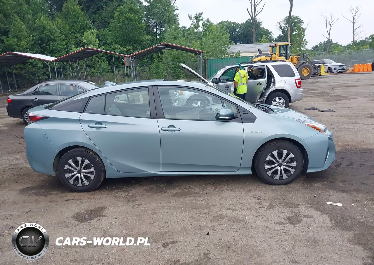 2018 Toyota Prius Four VIN:JTDKARFU9J3547885 - 13