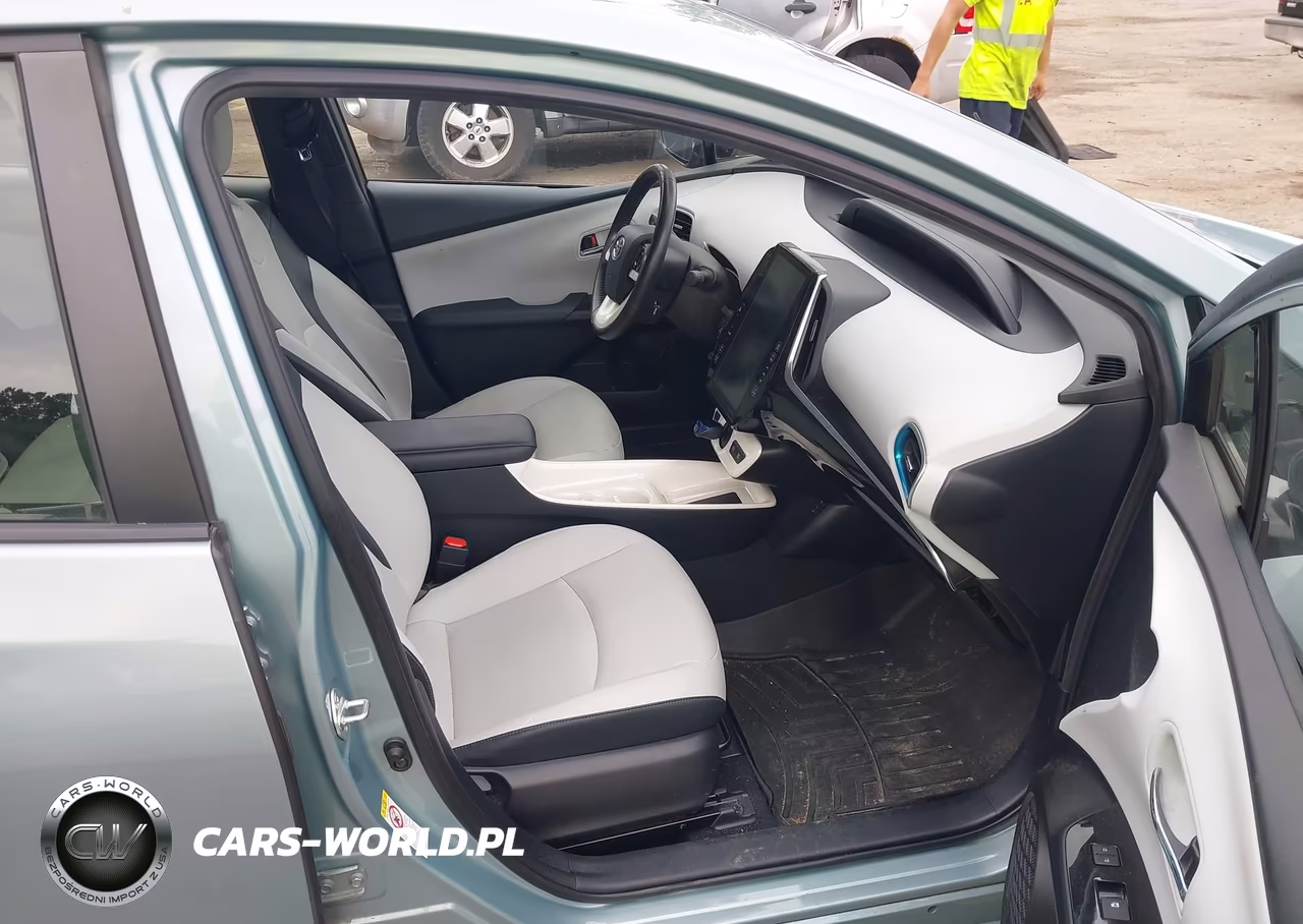 2018 Toyota Prius Four VIN:JTDKARFU9J3547885 - 5