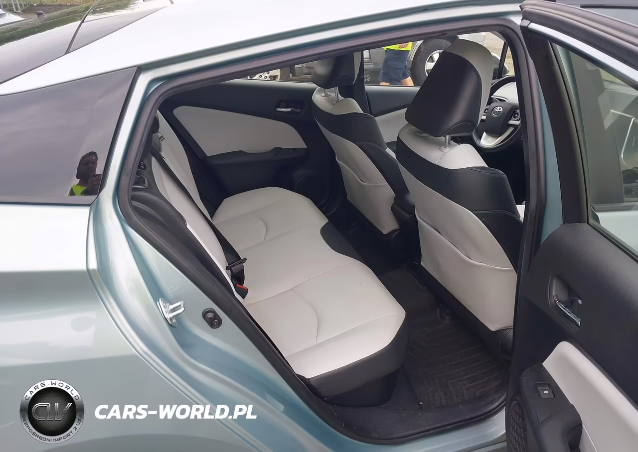 2018 Toyota Prius Four VIN:JTDKARFU9J3547885 - 8