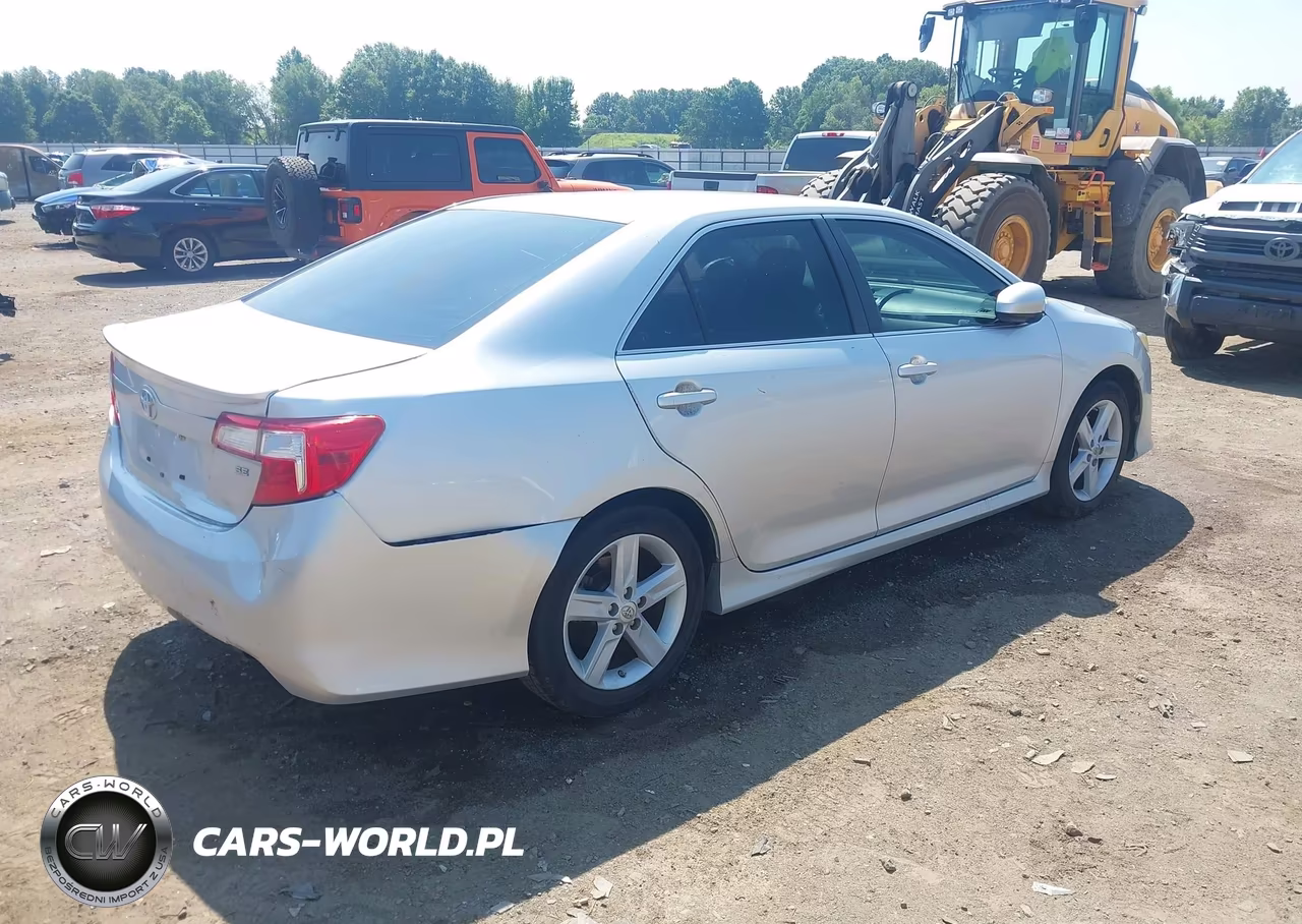 2014 Toyota Camry Se VIN:4T1BF1FKXEU323134 - 4