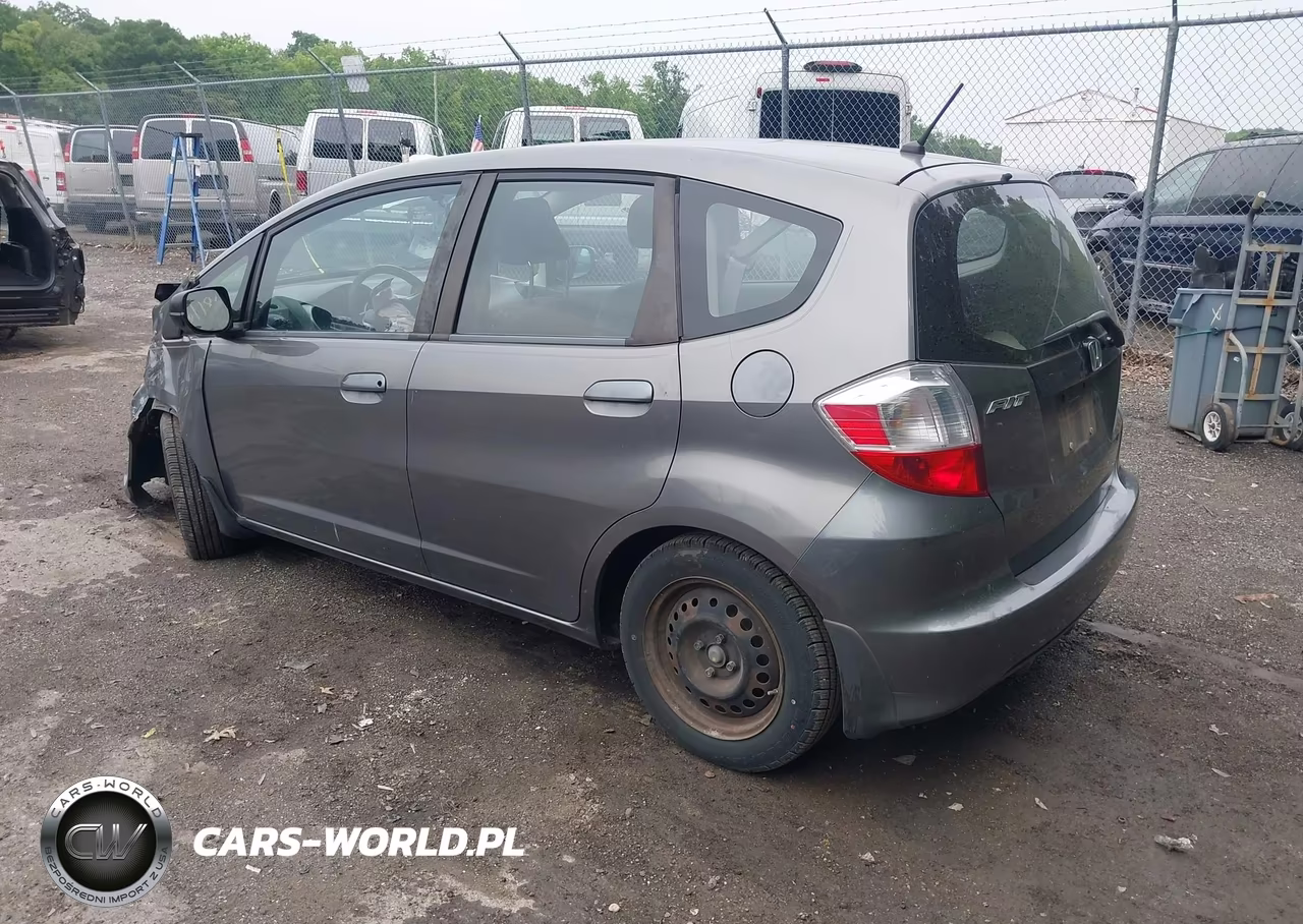 2013 Honda Fit VIN:JHMGE8H36DC067637 - 3