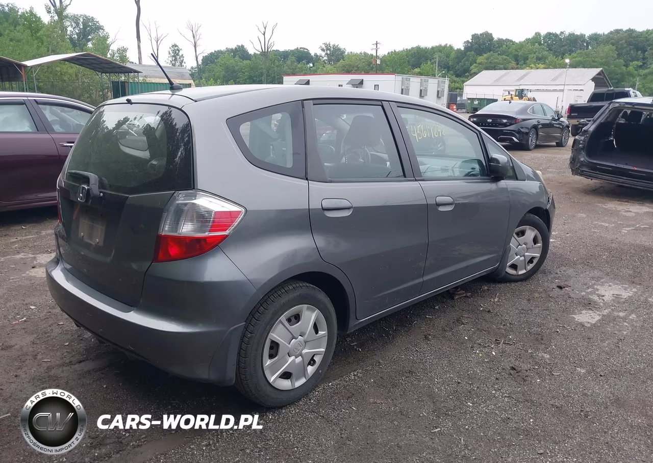 2013 Honda Fit VIN:JHMGE8H36DC067637 - 4