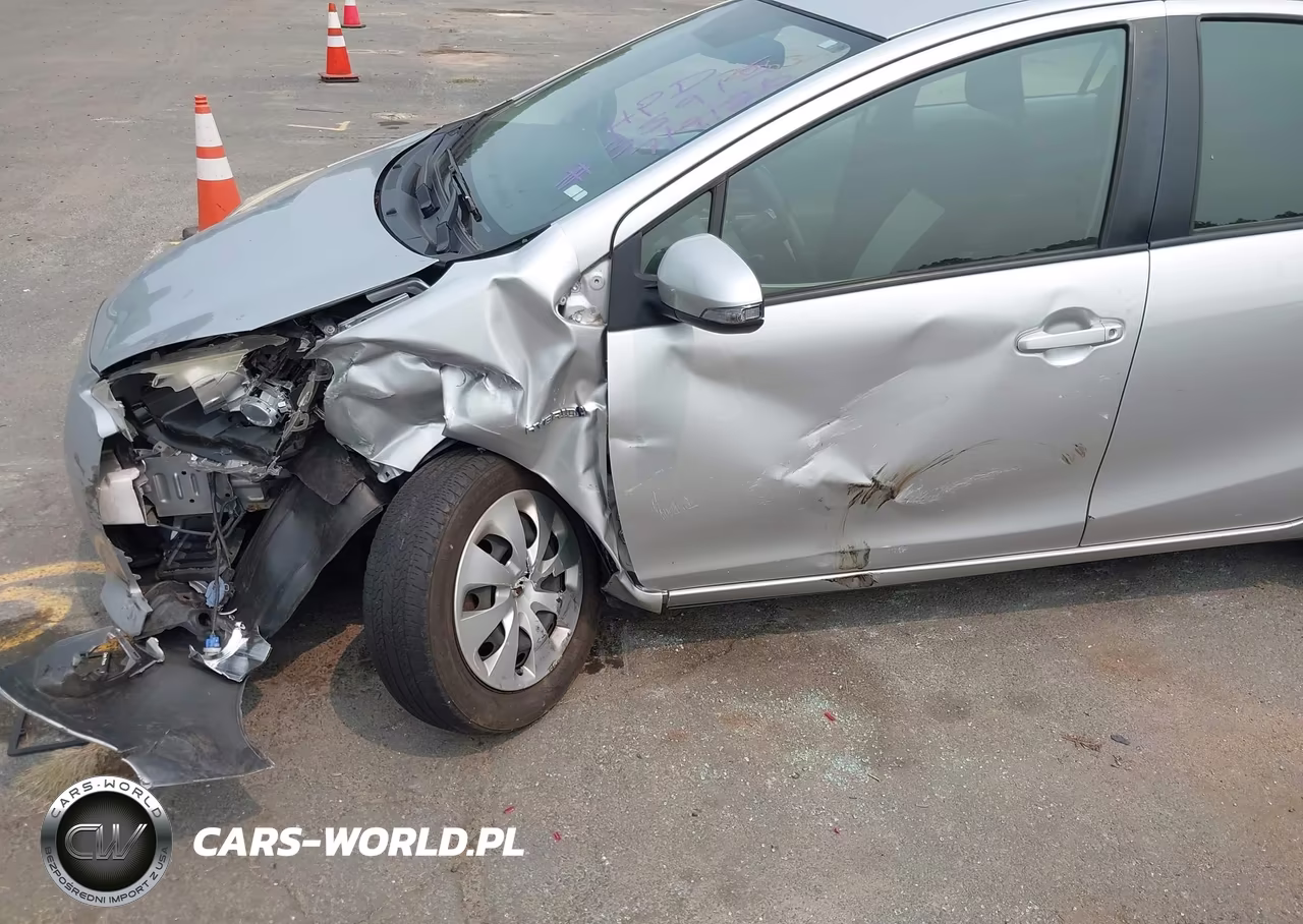 2014 Toyota Prius C Two VIN:JTDKDTB3XE1081693 - 6