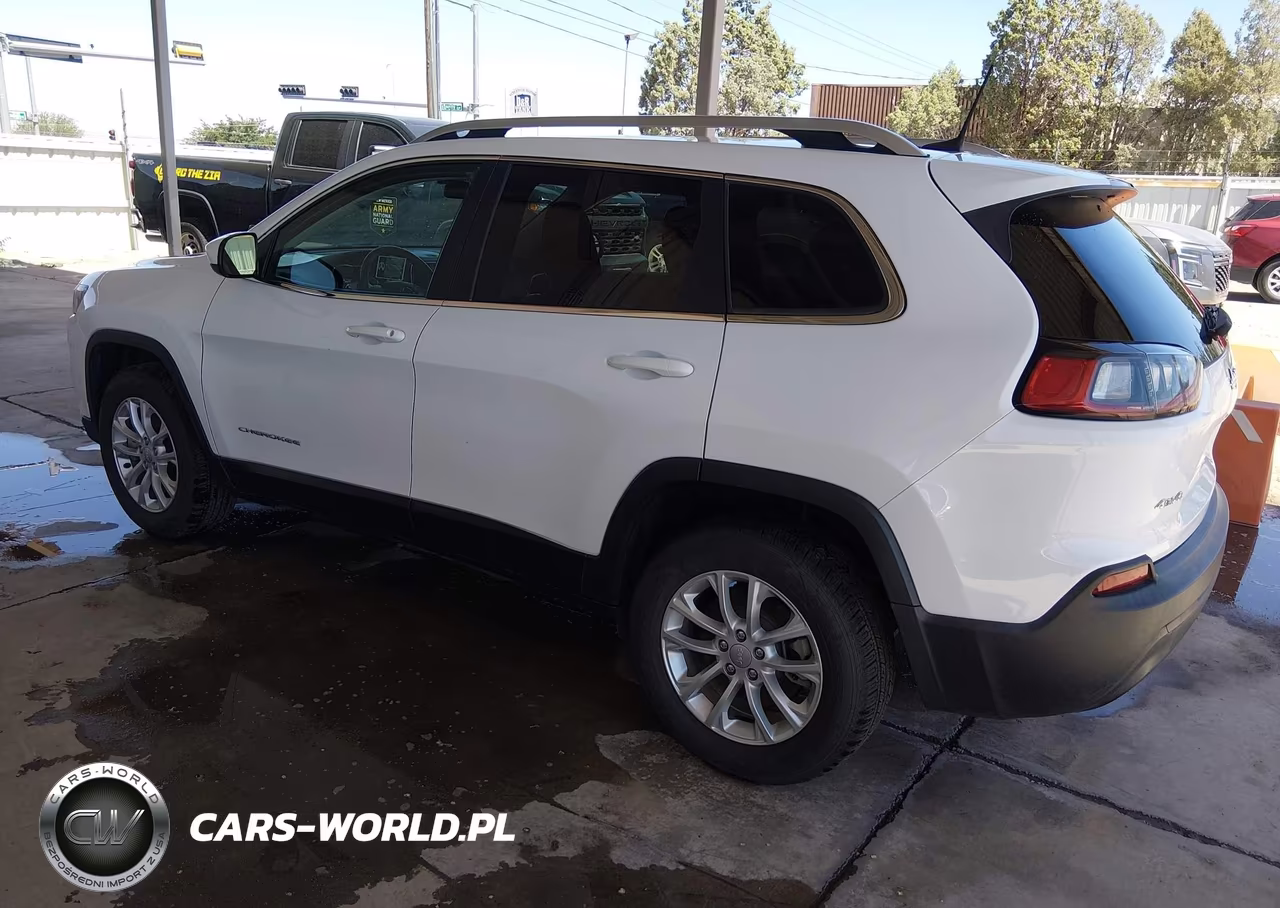 2019 Jeep Cherokee Latitude 4X4 VIN:1C4PJMCB4KD423885 - 3