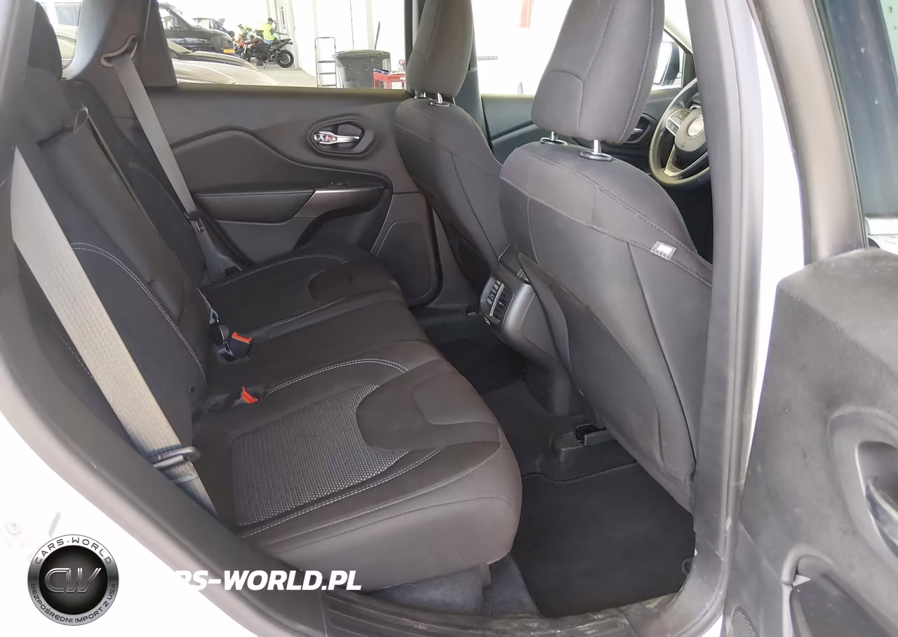 2019 Jeep Cherokee Latitude 4X4 VIN:1C4PJMCB4KD423885 - 8