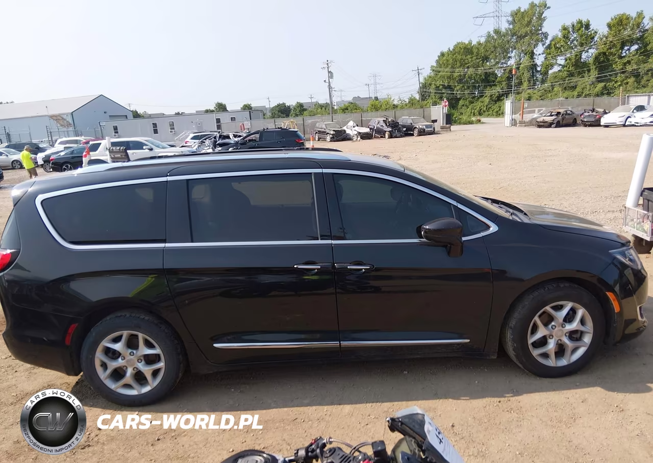 2017 Chrysler Pacifica Touring-L Plus VIN:2C4RC1EG6HR551156 - 14