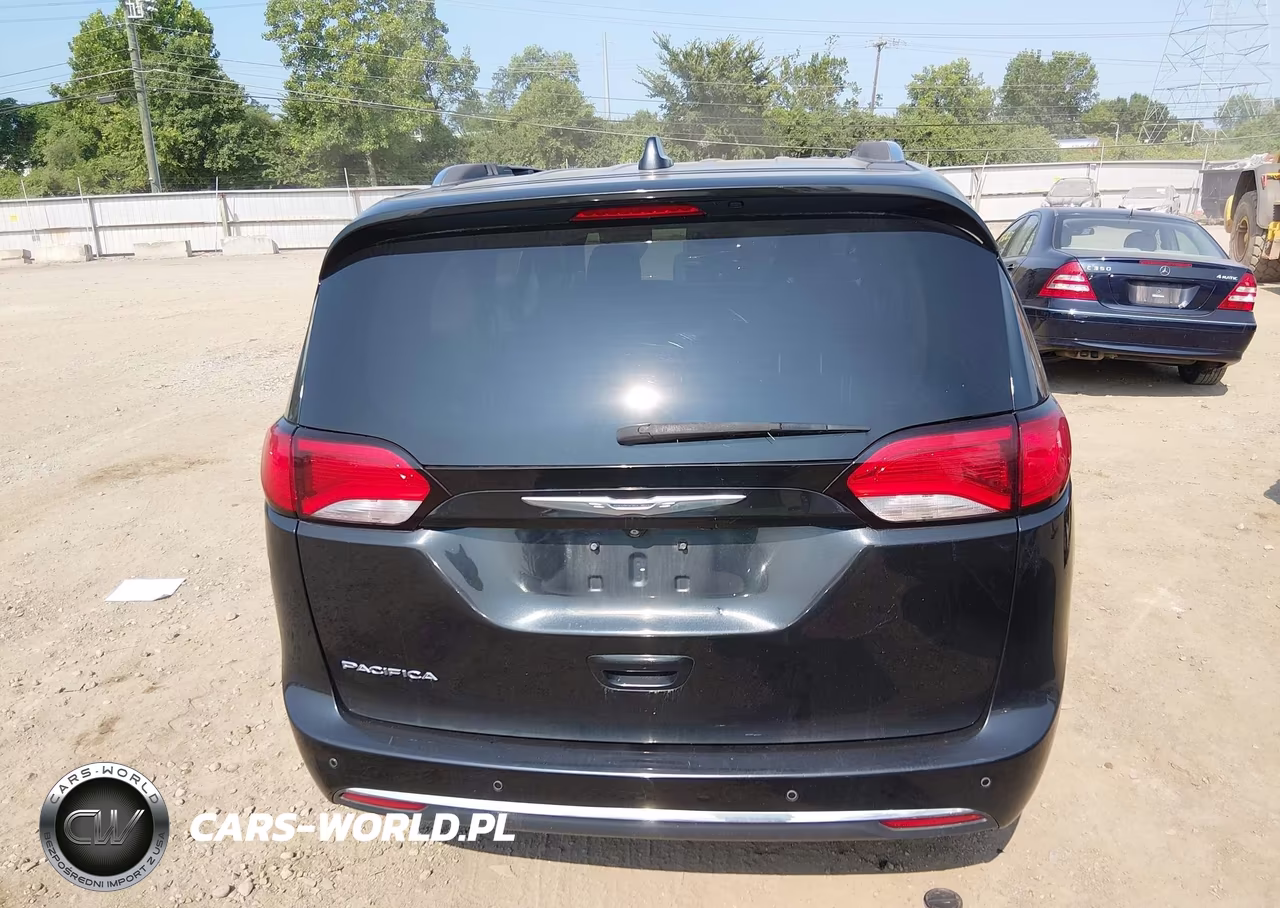 2017 Chrysler Pacifica Touring-L Plus VIN:2C4RC1EG6HR551156 - 17