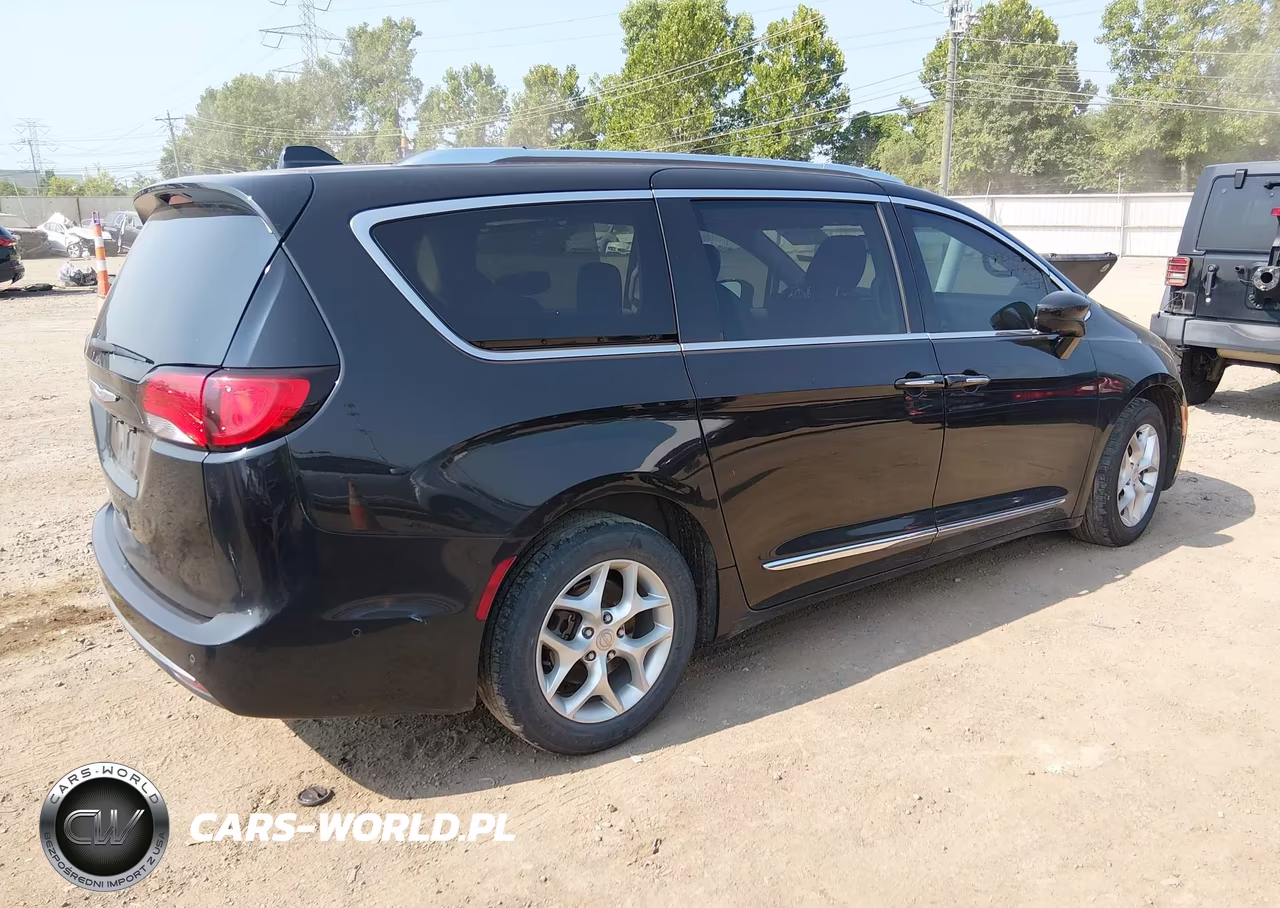 2017 Chrysler Pacifica Touring-L Plus VIN:2C4RC1EG6HR551156 - 4