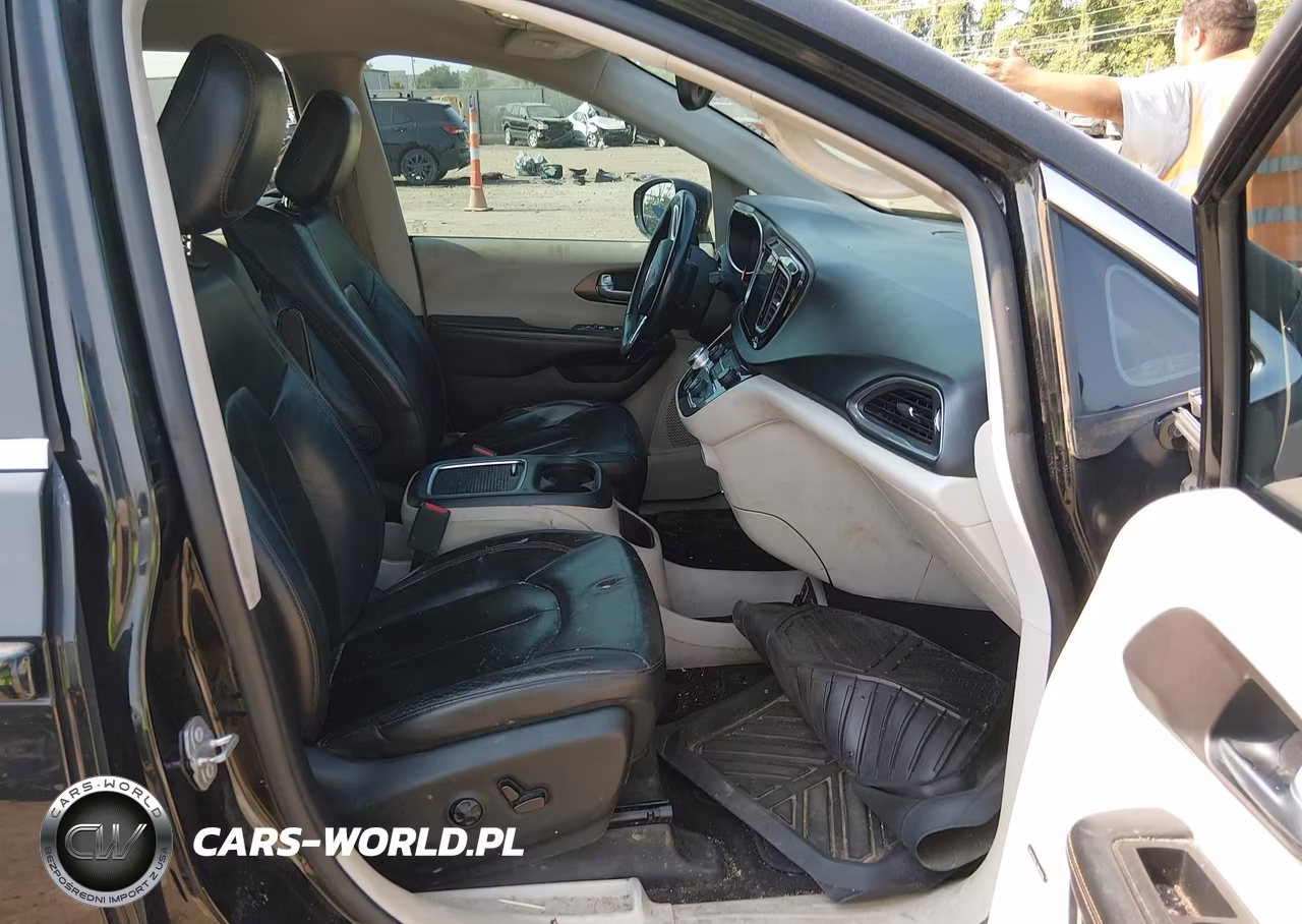 2017 Chrysler Pacifica Touring-L Plus VIN:2C4RC1EG6HR551156 - 5