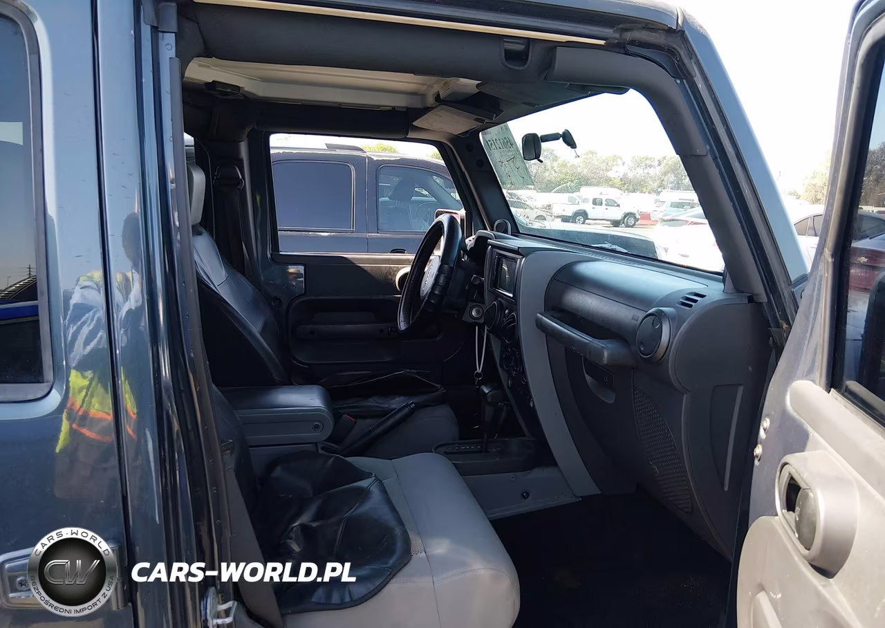 2008 Jeep Wrangler Unlimited Rubicon VIN:1J4GA69178L615935 - 5