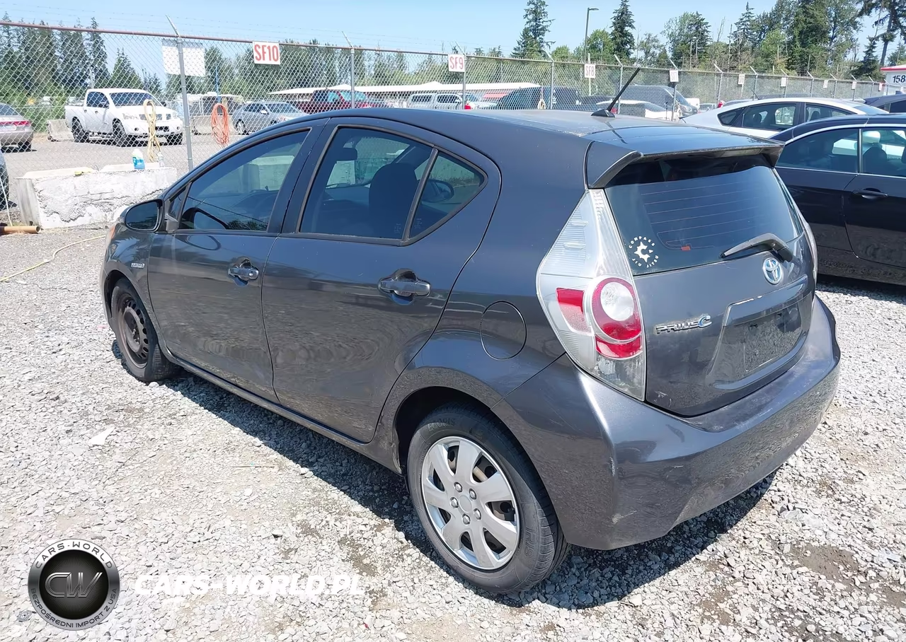 2013 Toyota Prius C Two VIN:JTDKDTB31D1539023 - 3