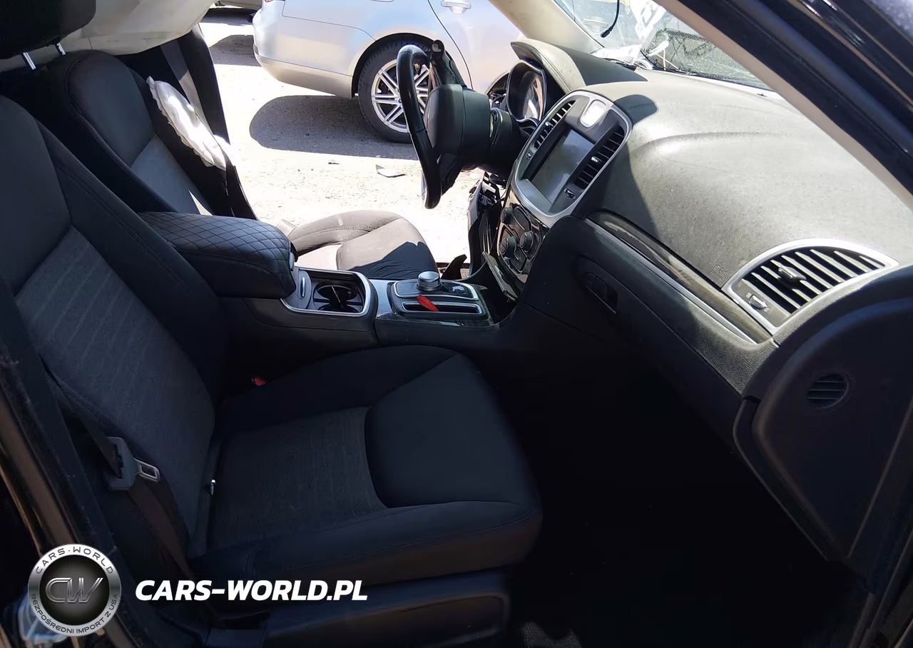 2019 Chrysler 300 Touring VIN:2C3CCARG6KH581212 - 5