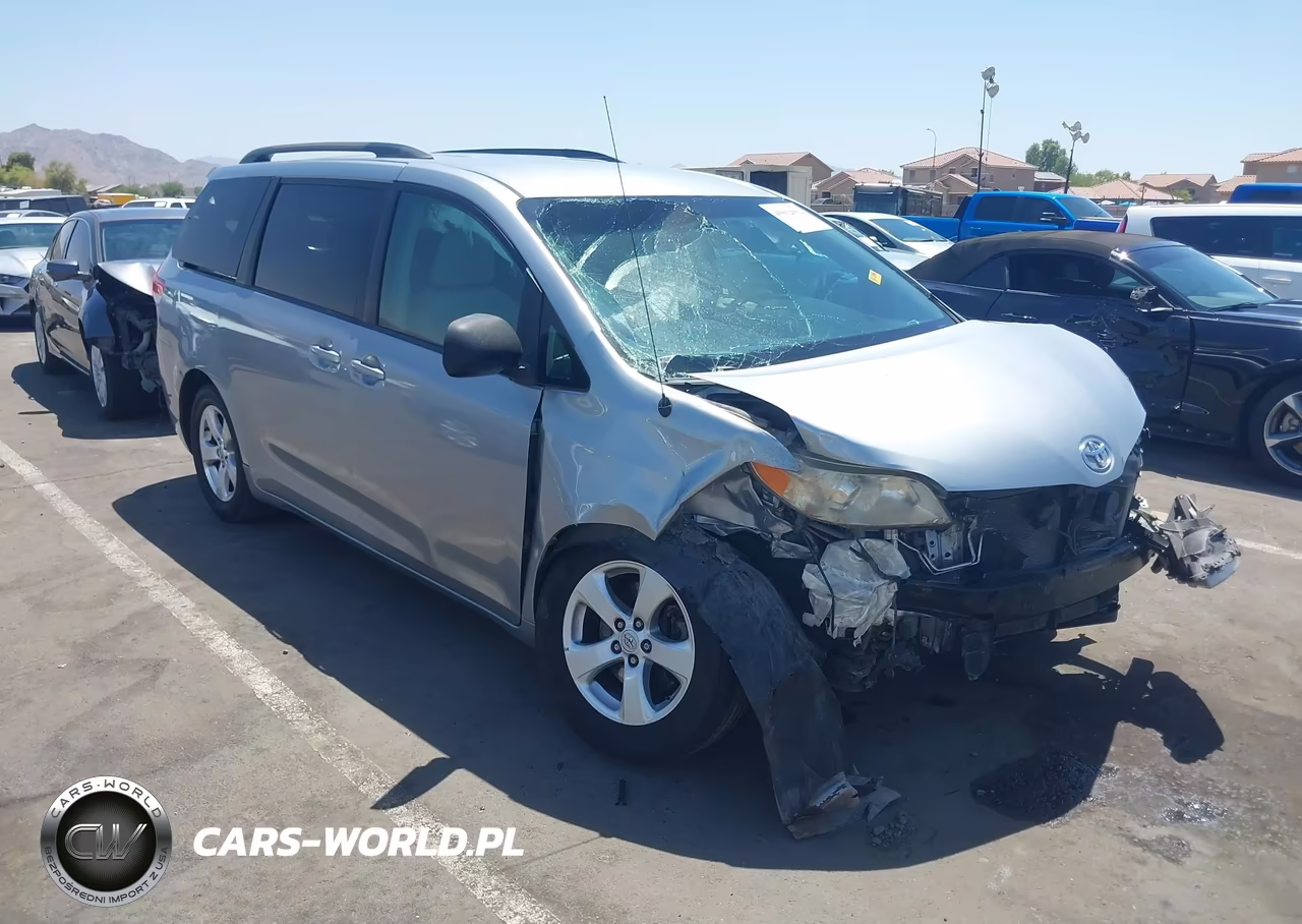 2014 Toyota Sienna Le V6 8 Passenger