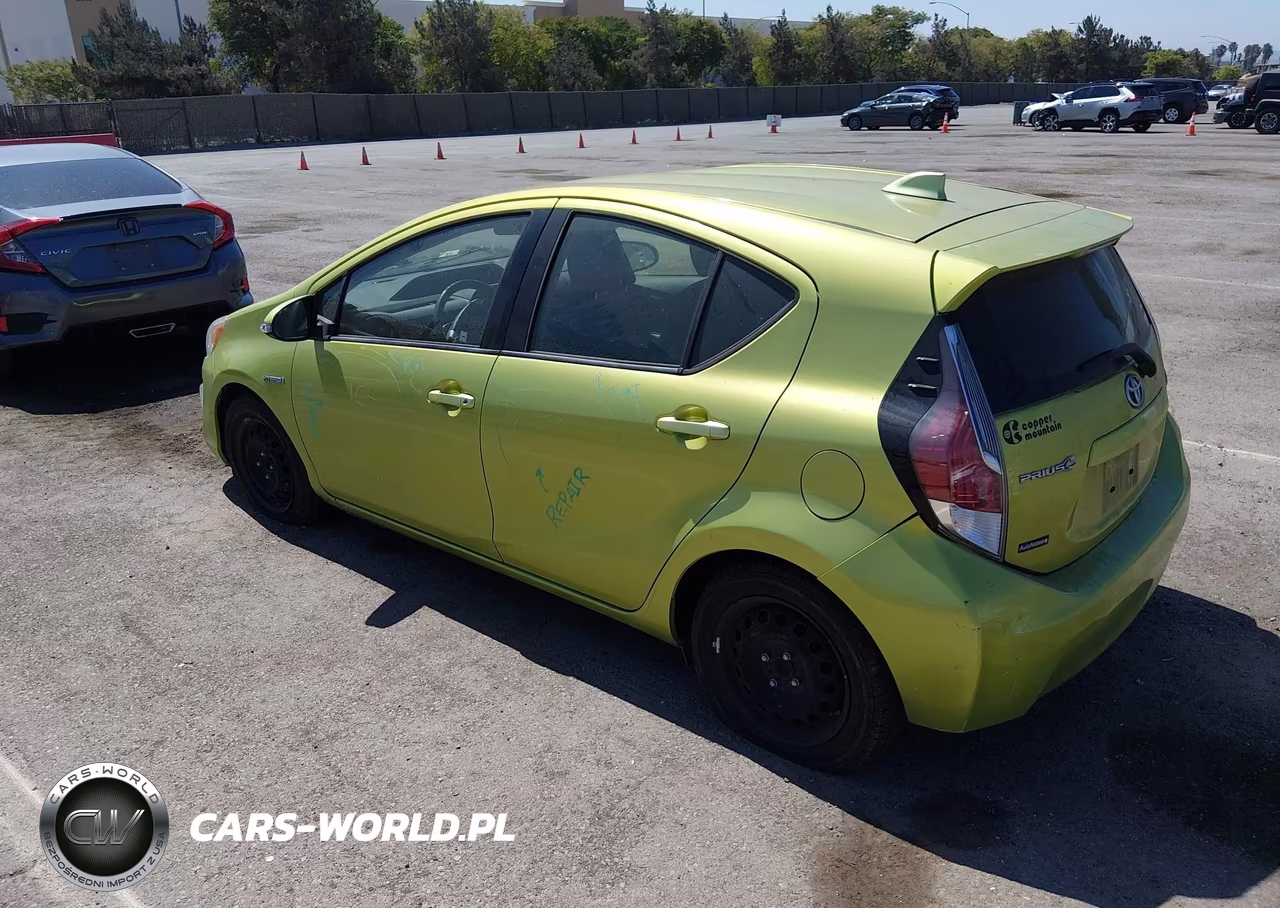 2015 Toyota Prius C Two VIN:JTDKDTB38F1088420 - 3