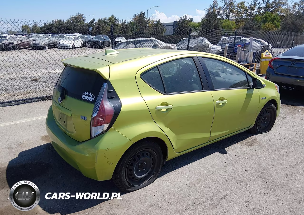2015 Toyota Prius C Two VIN:JTDKDTB38F1088420 - 4