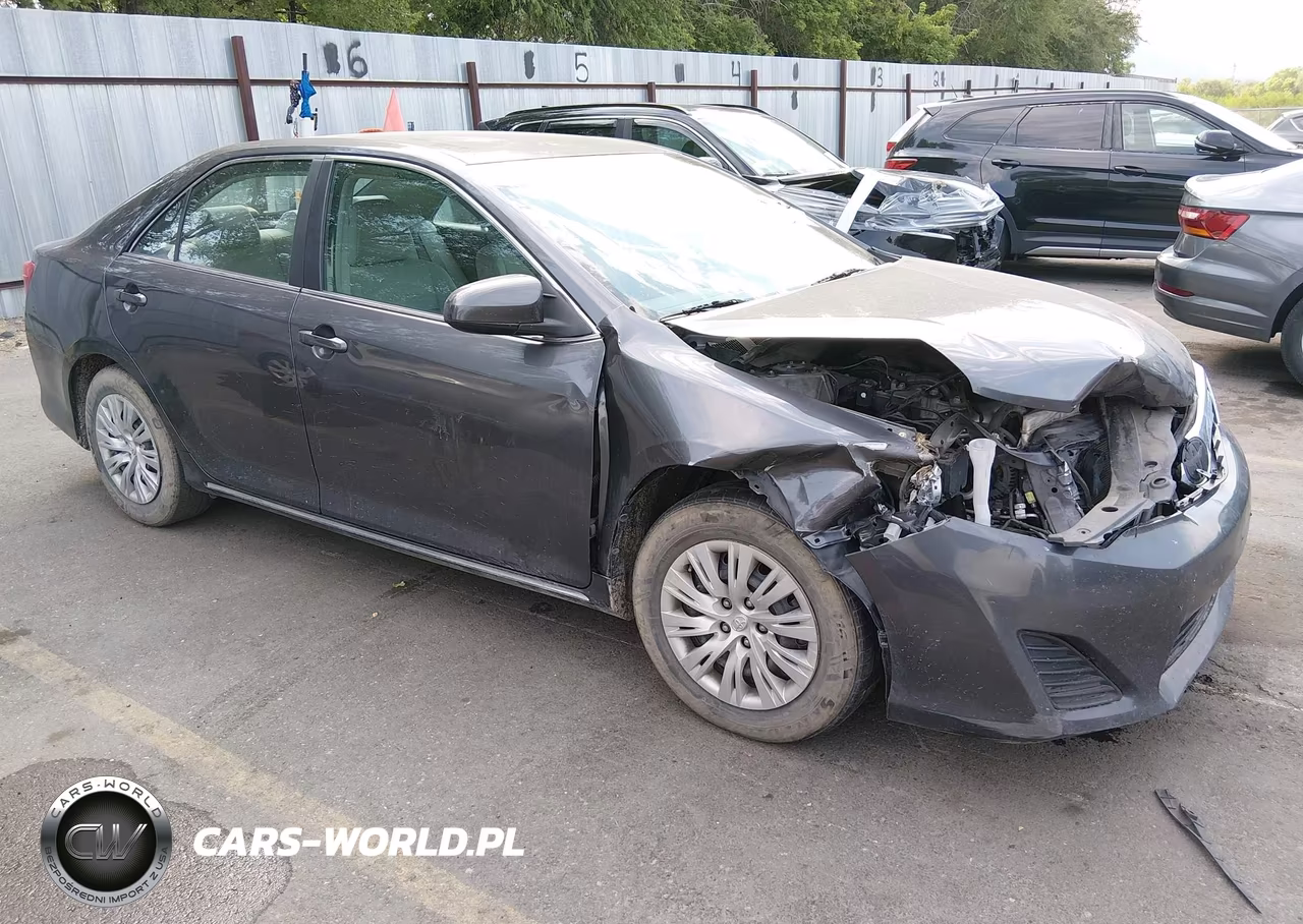 2013 Toyota Camry Le – zdjęcie 1 z 16