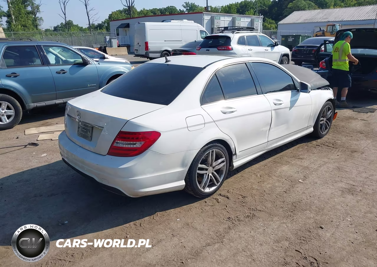 2013 Mercedes-Benz C 250 Sport VIN:WDDGF4HB4DR294651 - 4