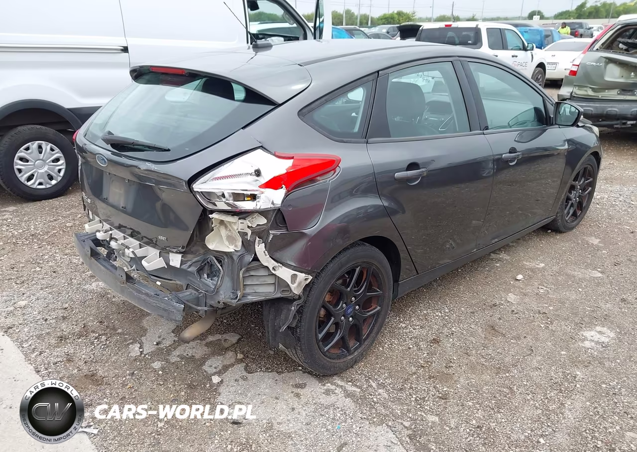 2016 Ford Focus Se VIN:1FADP3K21GL311982 - 4