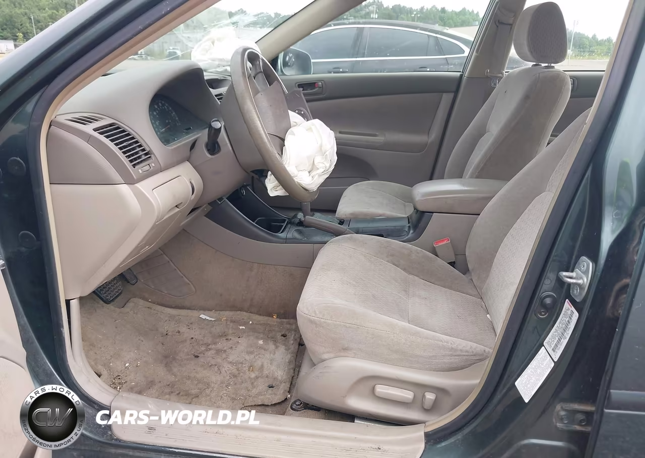 2002 Toyota Camry Le VIN:JTDBE32K020073012 - 5