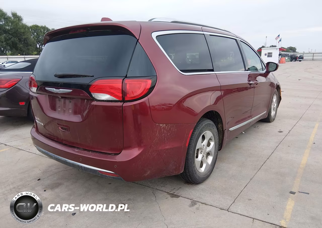 2017 Chrysler Pacifica Touring-L Plus VIN:2C4RC1EG5HR770335 - 4