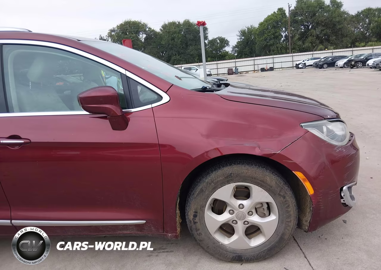 2017 Chrysler Pacifica Touring-L Plus VIN:2C4RC1EG5HR770335 - 6