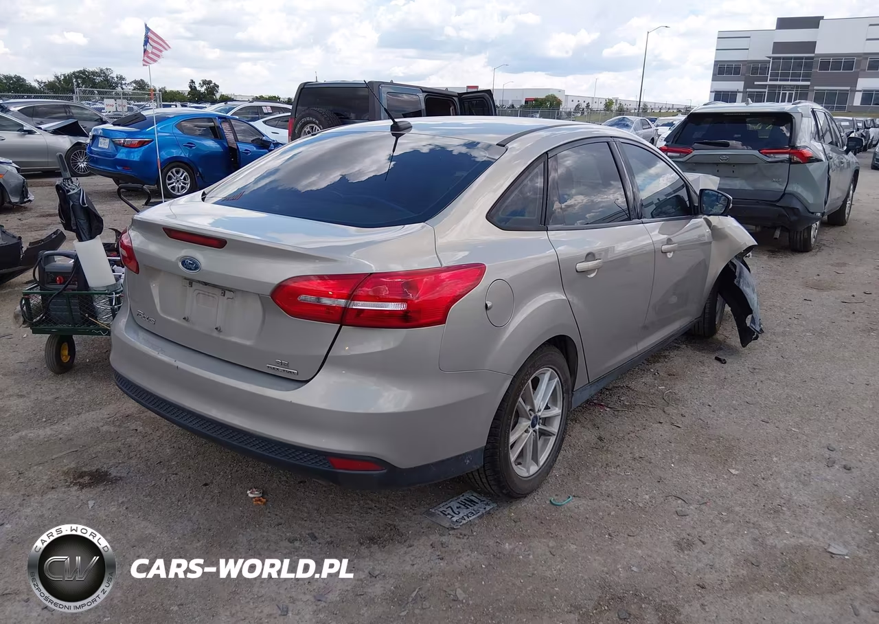 2016 Ford Focus Se VIN:1FADP3F2XGL395844 - 4