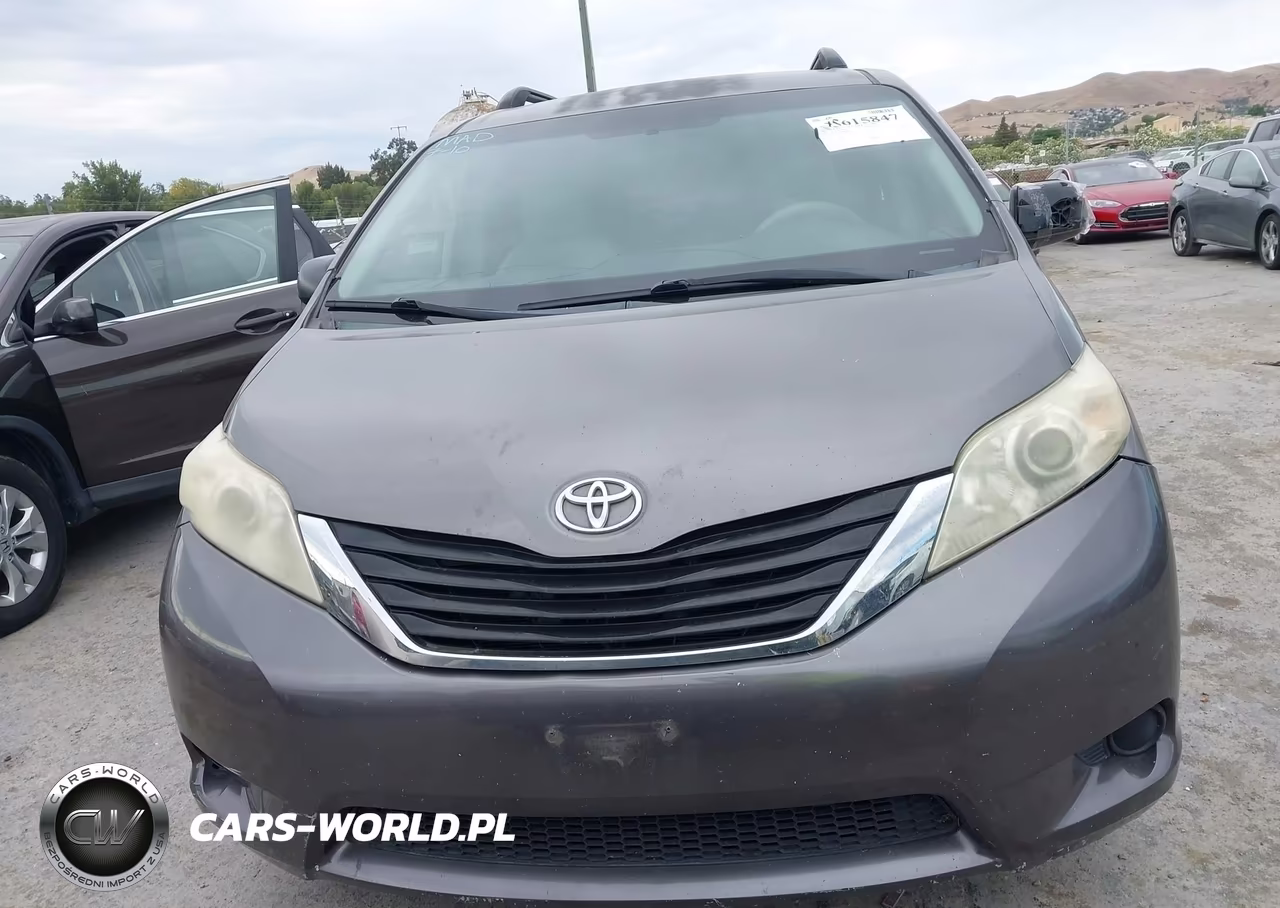 2011 Toyota Sienna VIN:5TDKA3DCXBS006643 - 12