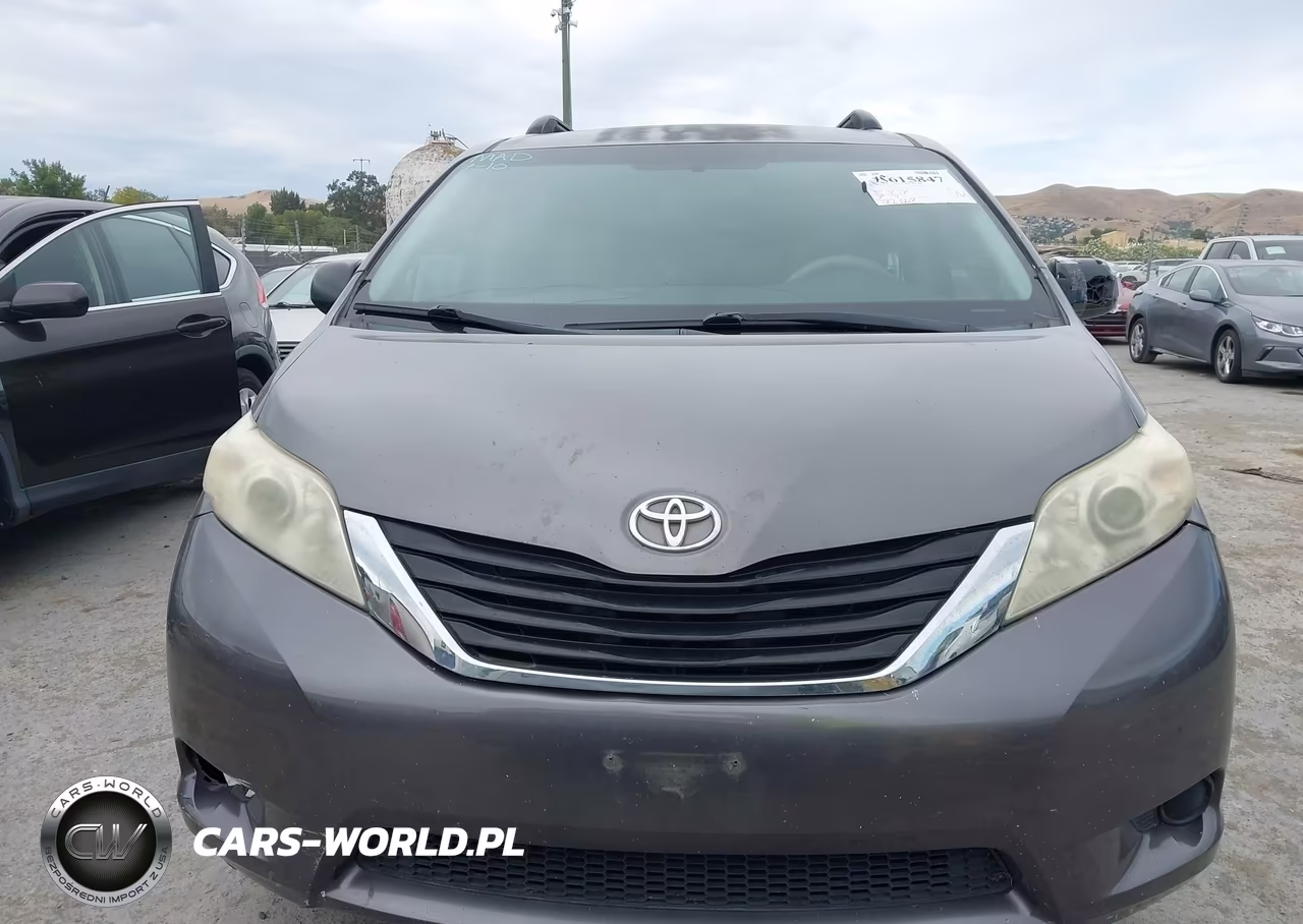 2011 Toyota Sienna VIN:5TDKA3DCXBS006643 - 6