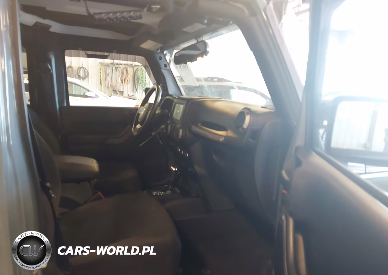2015 Jeep Wrangler Unlimited Sport VIN:1C4BJWDG8FL689065 - 5