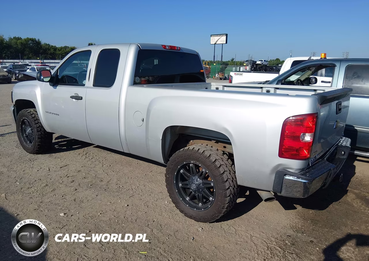 2011 Chevrolet Silverado 1500 Ls VIN:1GCRCREA5BZ428102 - 3