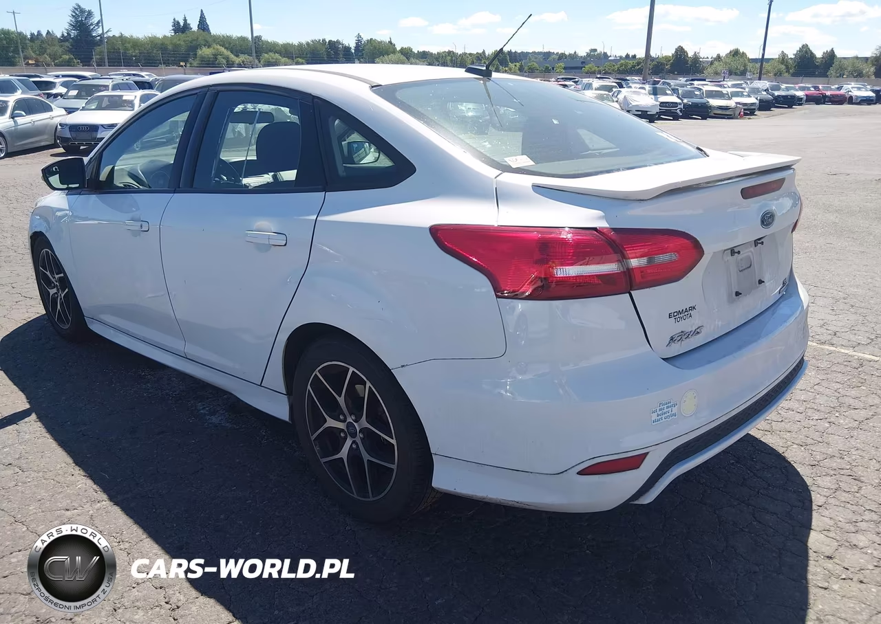 2015 Ford Focus Se VIN:1FADP3F26FL368915 - 3